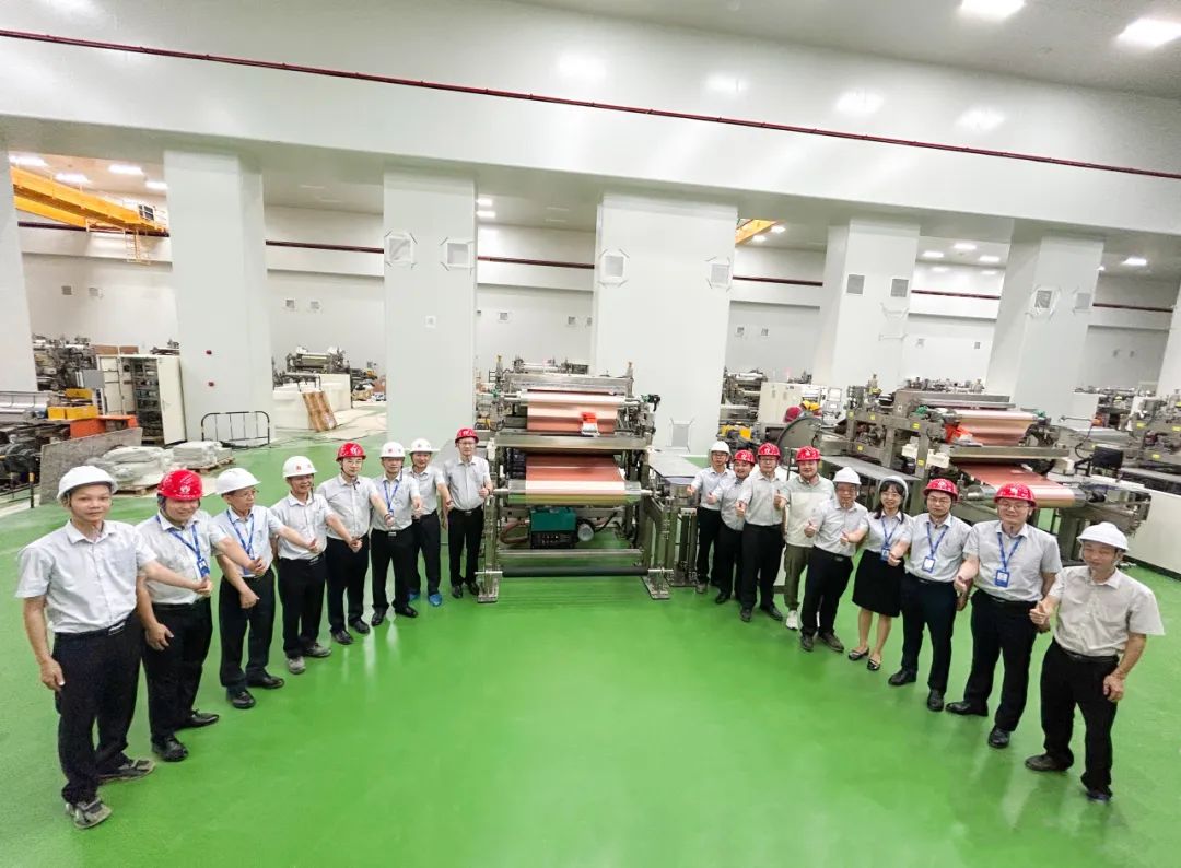 携手“铜”行 拼“箔”未来丨幻影电子体育_幻影（中国）科技年产5.66万吨高端铜箔项目二期首条生产线试产成功出箔
